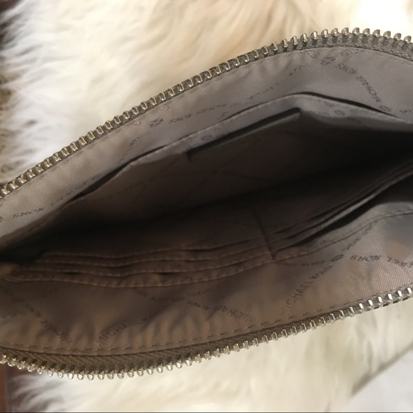 Last one✨Michael Kors jet set xl clutch - Picture 4 of 6